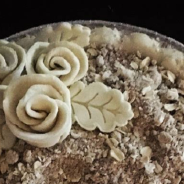 My apple crumble with decorative roses before the oven.
